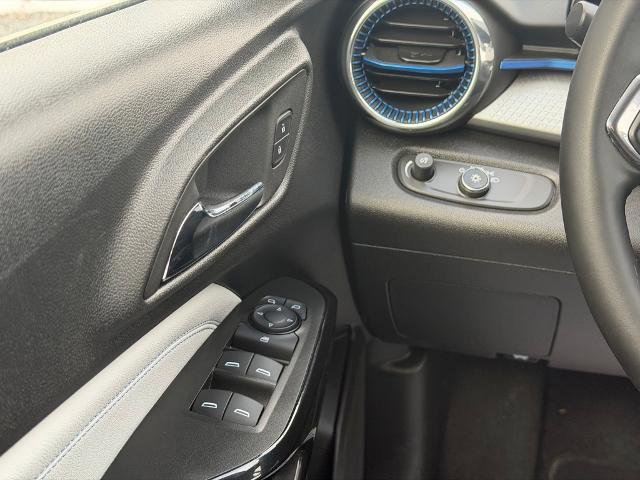 Used 2025 Chevrolet Trax LT w/ LT Convenience Package image 19