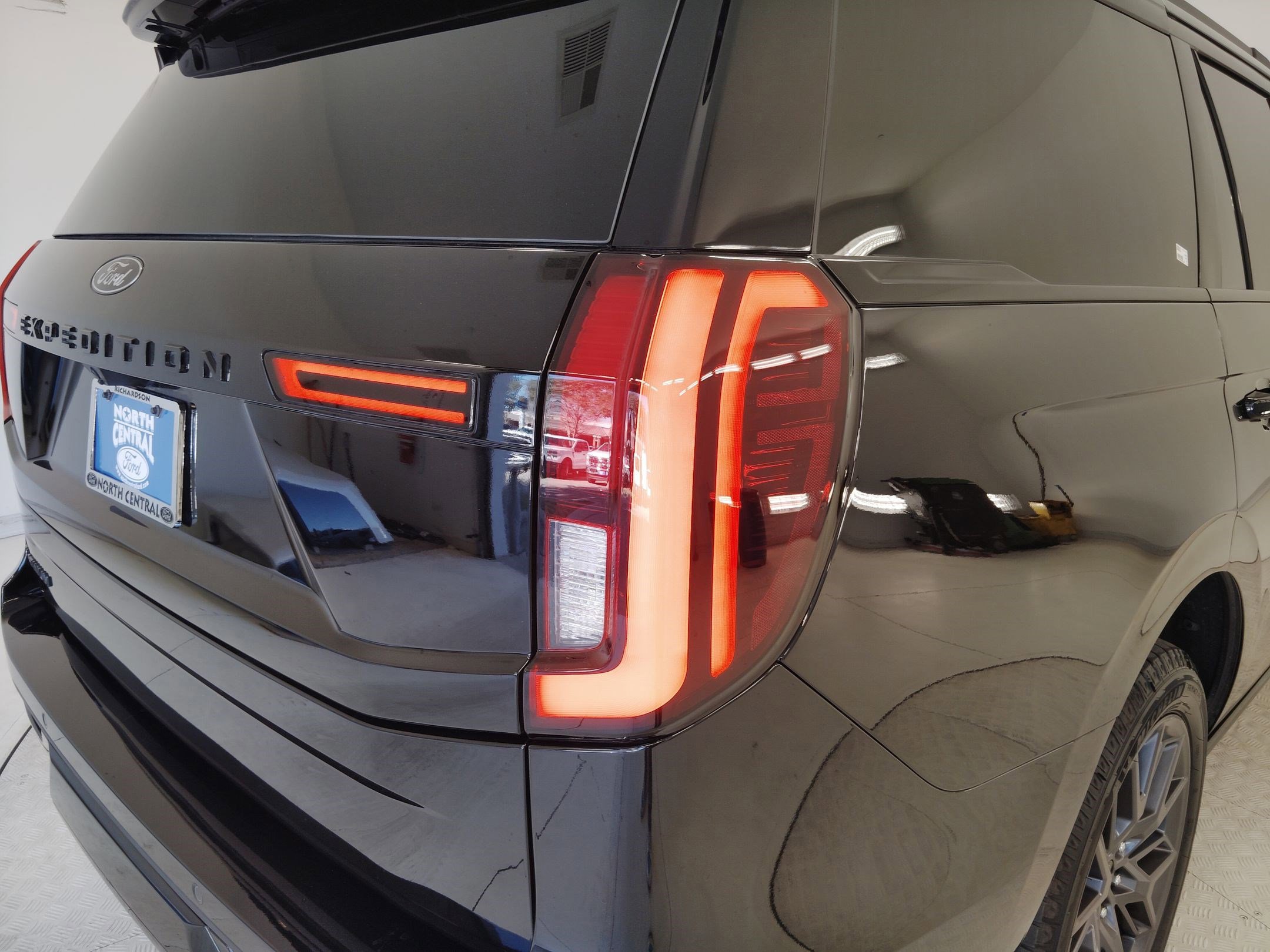 Certified 2025 Ford Expedition Platinum w/ Stealth Performance Package image 13