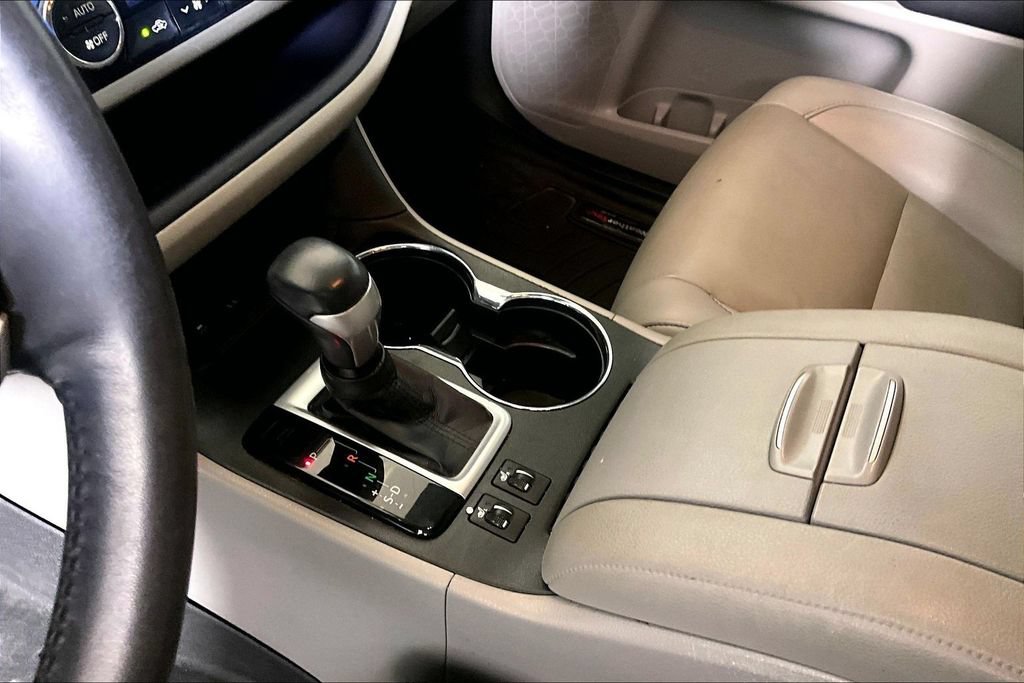 Used 2019 Toyota Highlander XLE FWD image 13