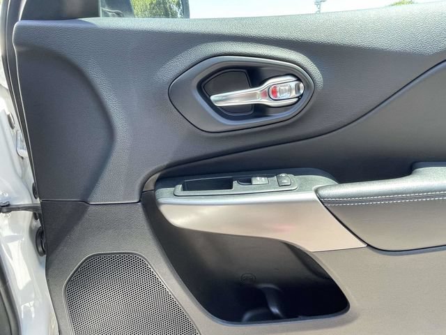 Used 2019 Jeep Cherokee Latitude Plus w/ Comfort/Convenience Group FWD image 28