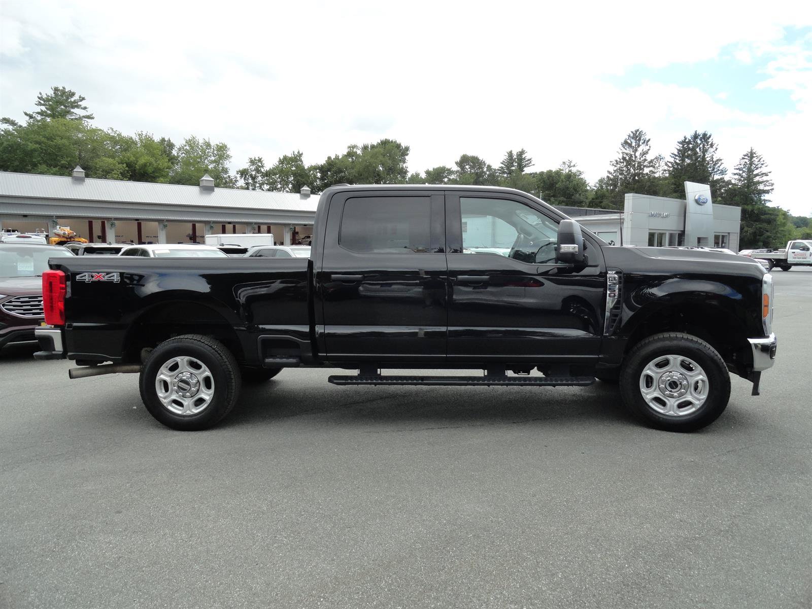 Certified 2025 Ford F250 XLT w/ Snow Plow Prep Package AWD/4WD image 4