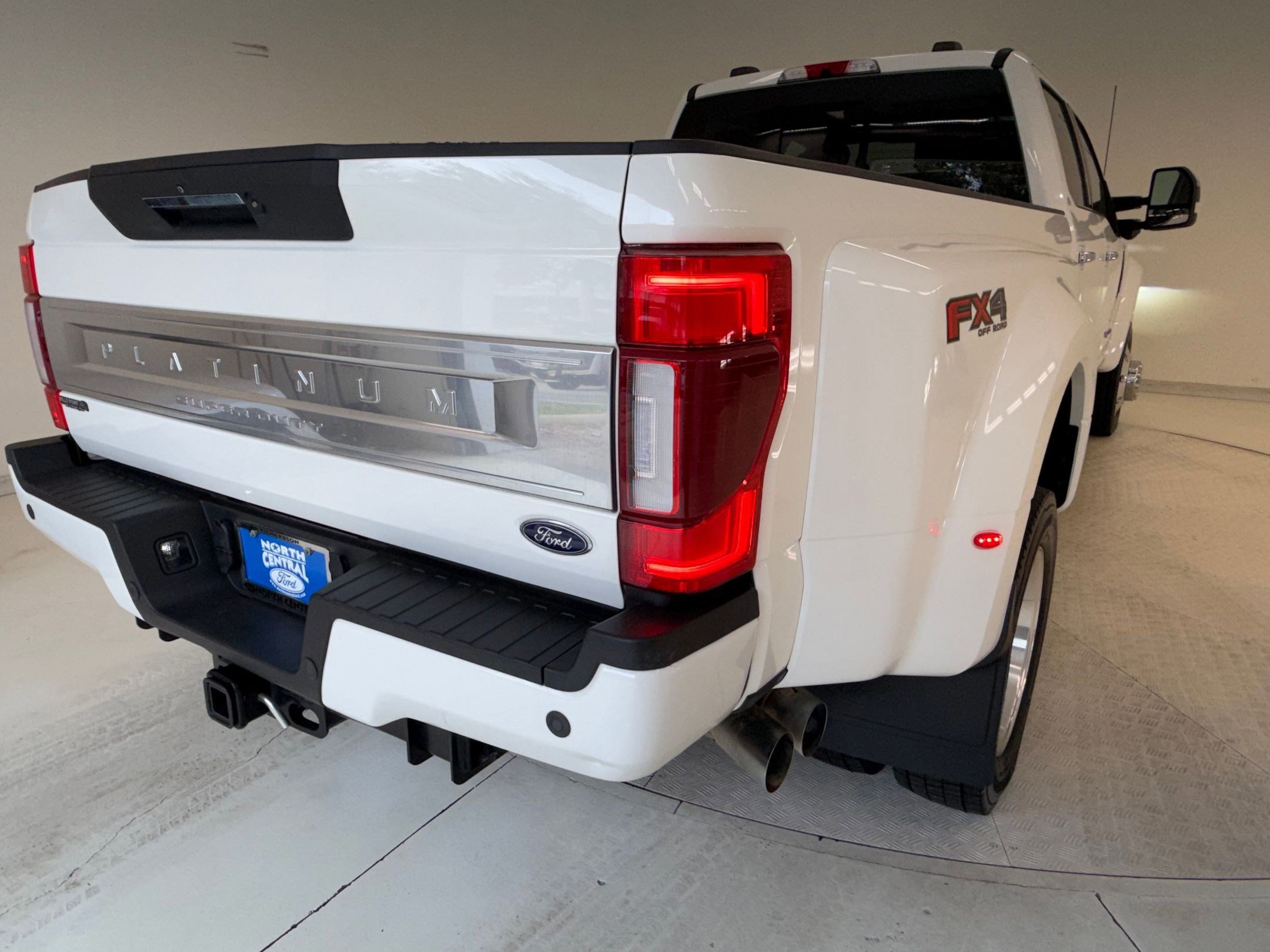 Certified 2022 Ford F450 Platinum w/ FX4 Off-Road Package image 6