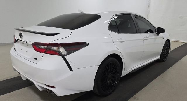 Used 2023 Toyota Camry SE image 3