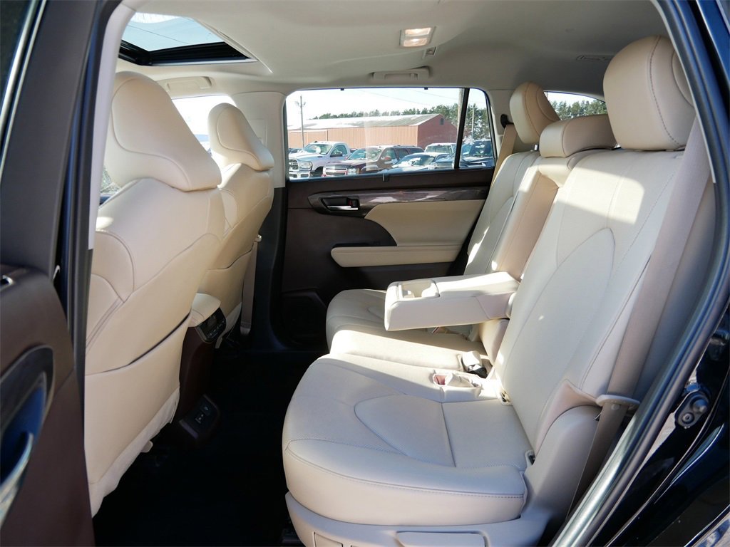 Used 2022 Toyota Highlander Limited image 11