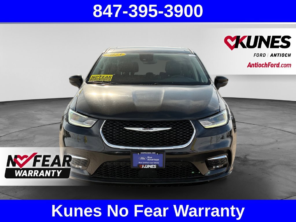 Used 2023 Chrysler Pacifica Touring-L FWD image 2