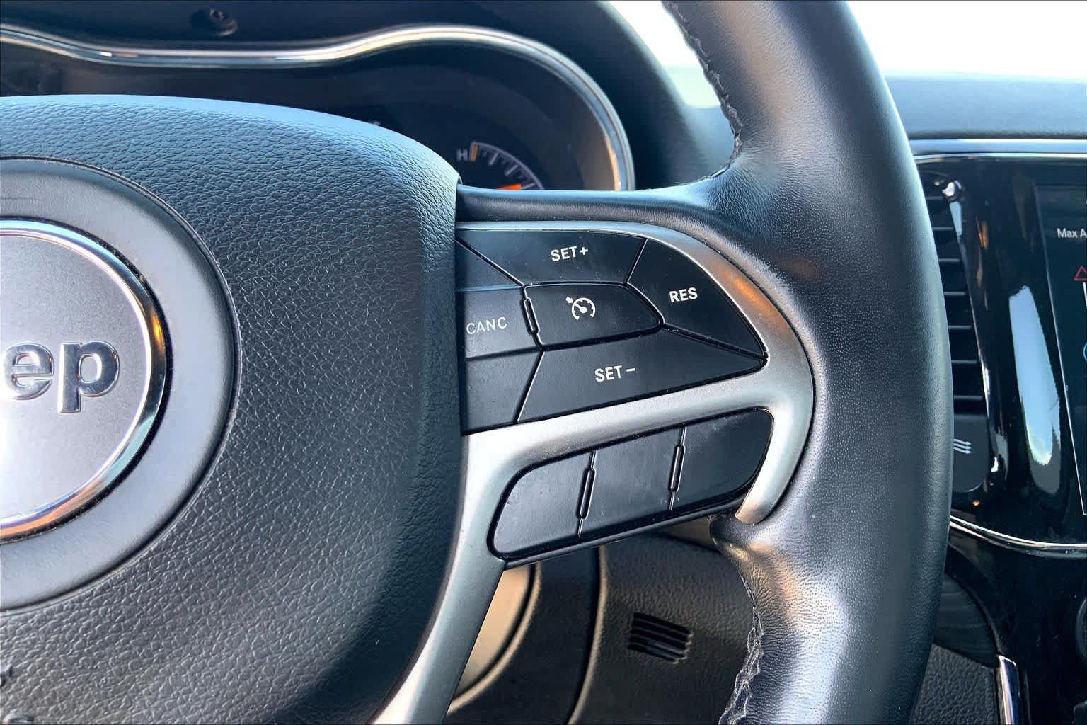 Used 2022 Jeep Grand Cherokee Laredo X RWD image 25