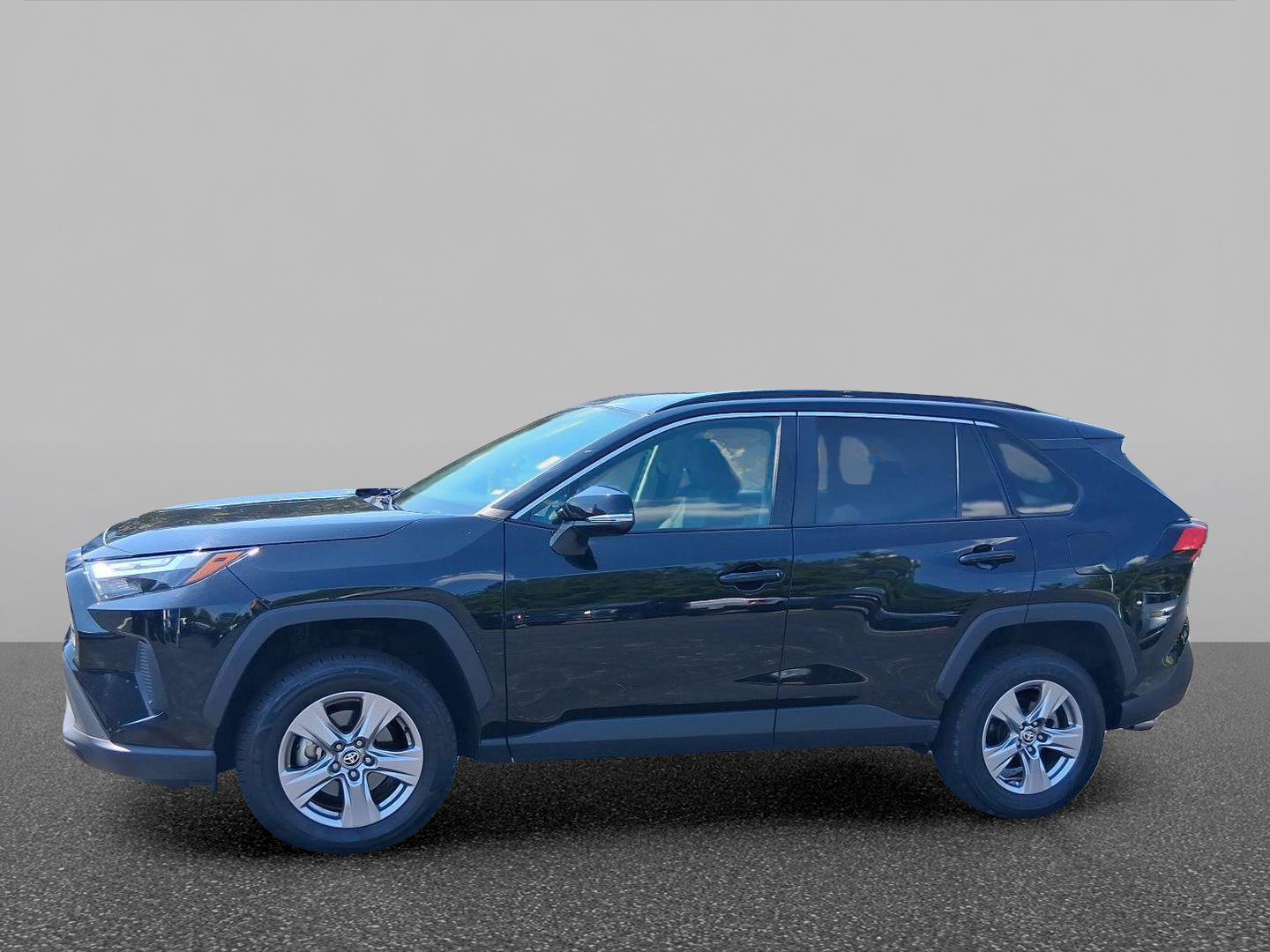 Used 2025 Toyota RAV4 XLE AWD/4WD image 1