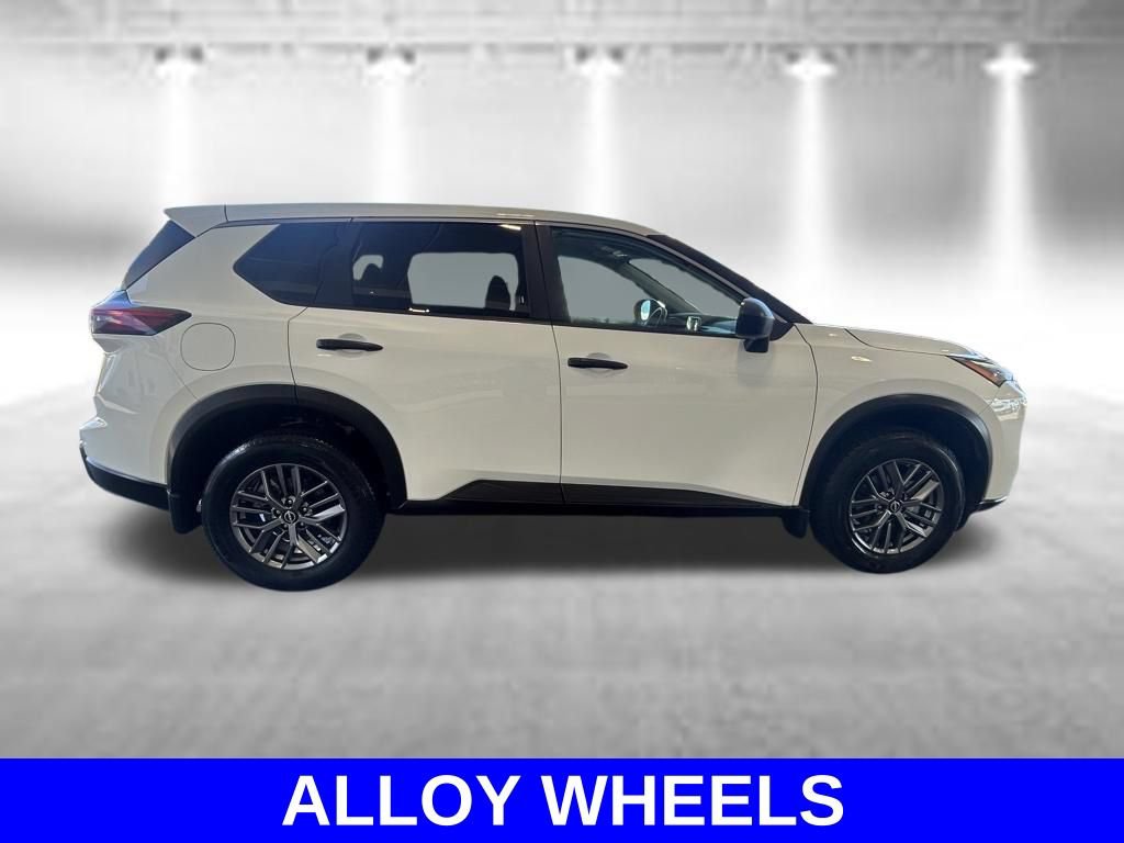 Used 2024 Nissan Rogue S AWD/4WD image 3