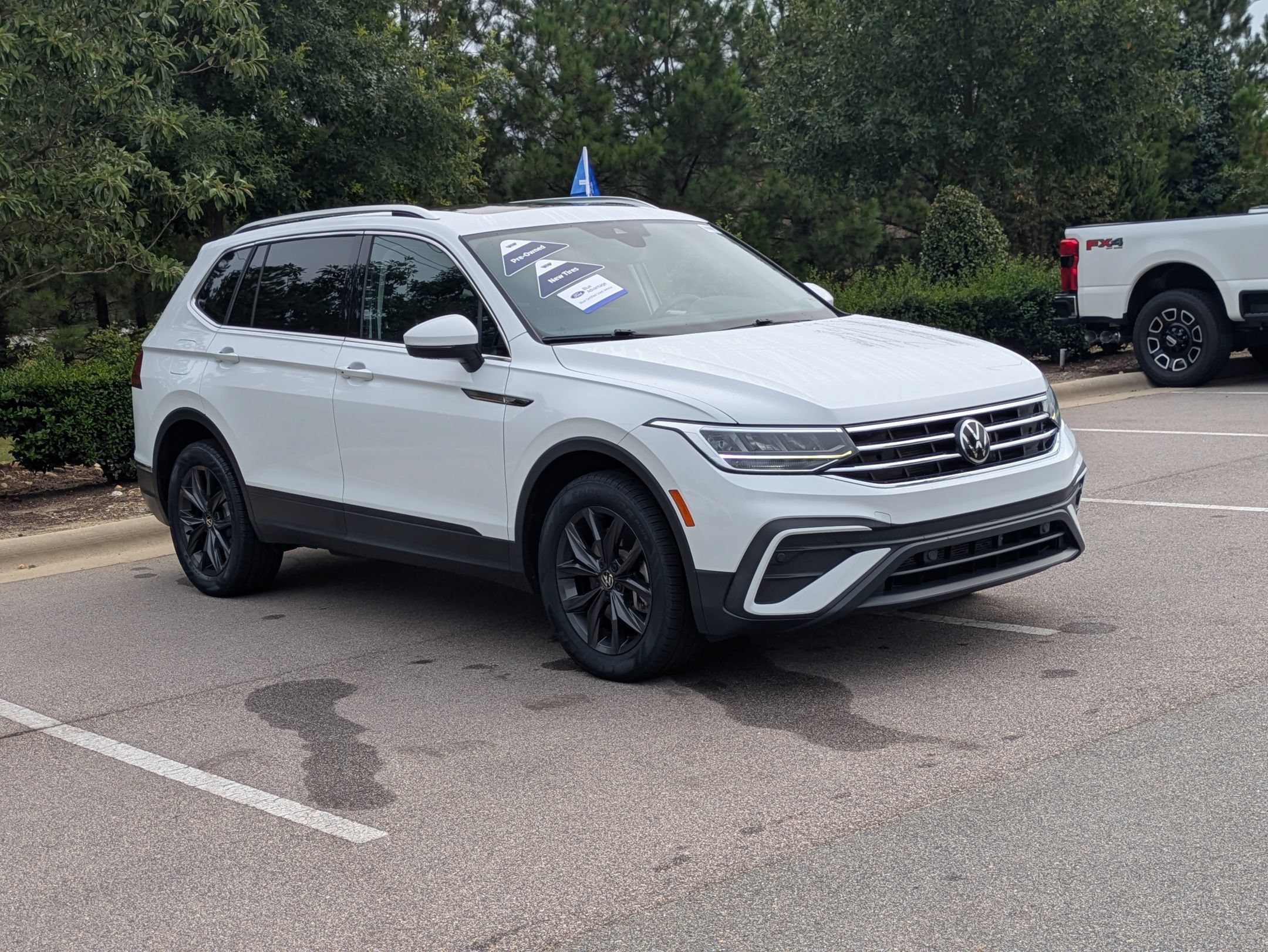 Used 2024 Volkswagen Tiguan SE w/ Panoramic Sunroof Package AWD/4WD image 2