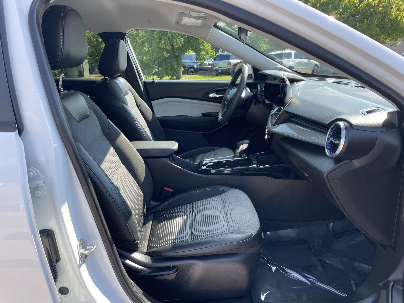 Used 2025 Chevrolet Trax LT FWD image 19