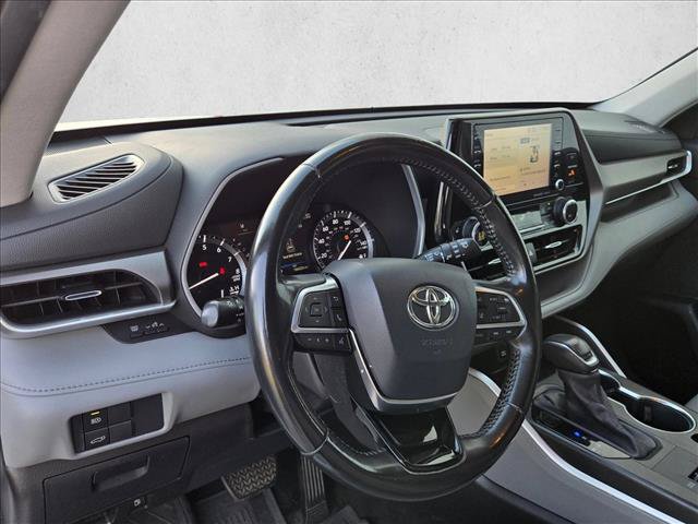 Used 2021 Toyota Highlander XLE FWD image 16
