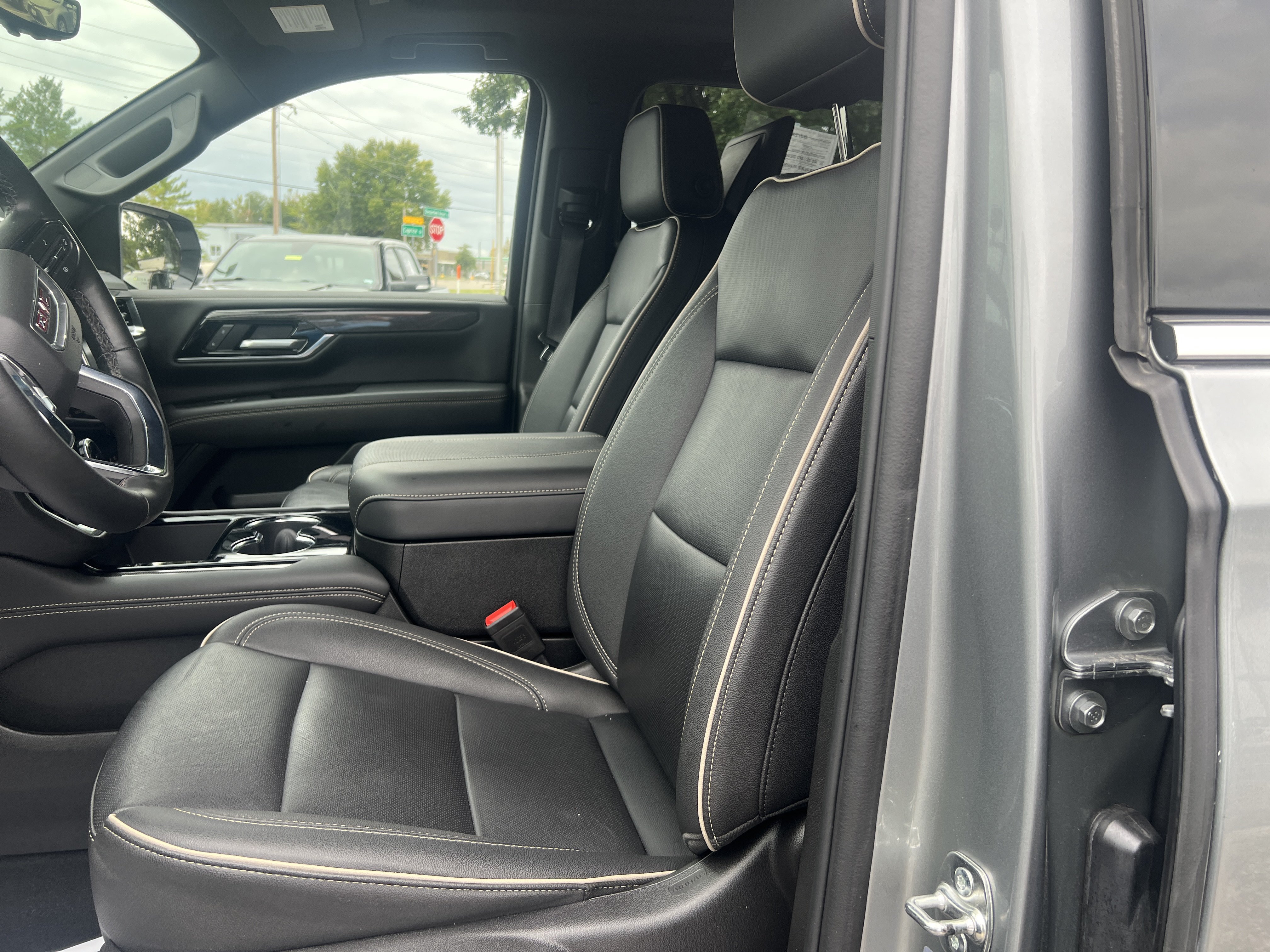 Used 2025 GMC Yukon Elevation w/ Elevation Premium Package AWD/4WD image 9