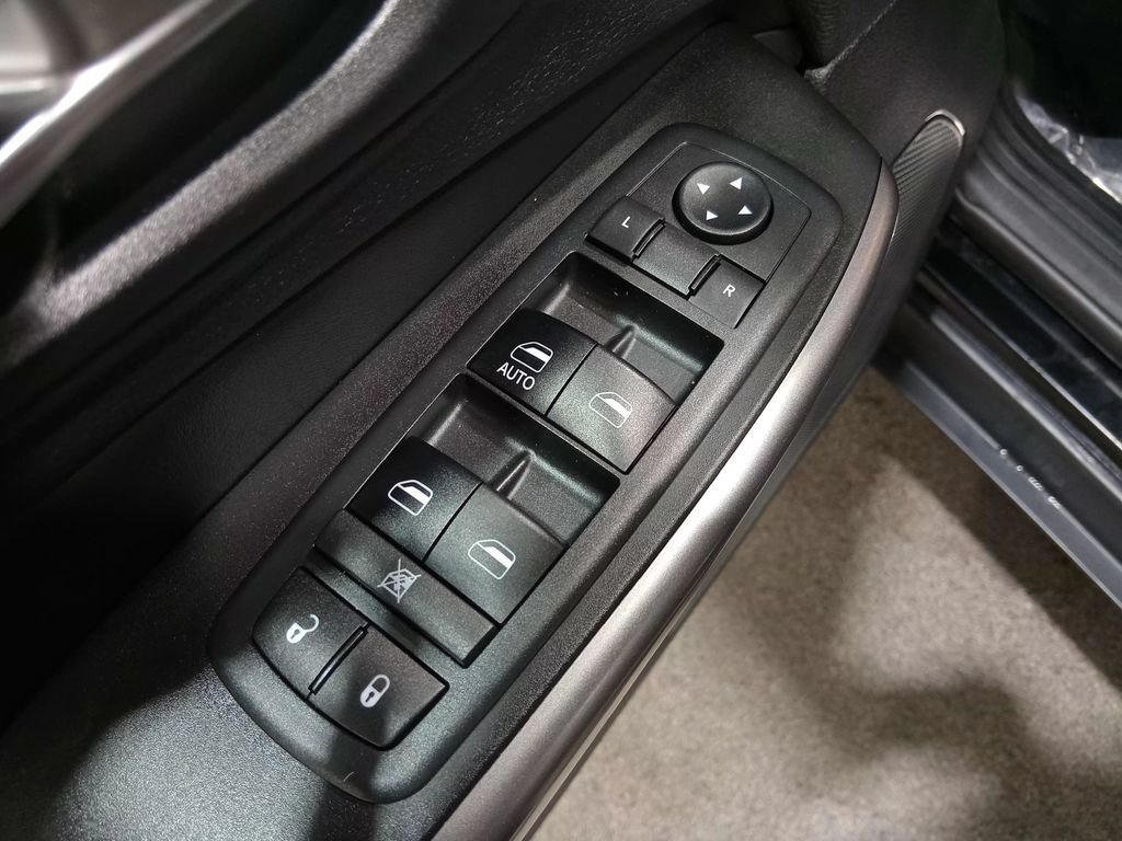 Used 2019 Jeep Cherokee Latitude w/ Cold Weather Group FWD image 18