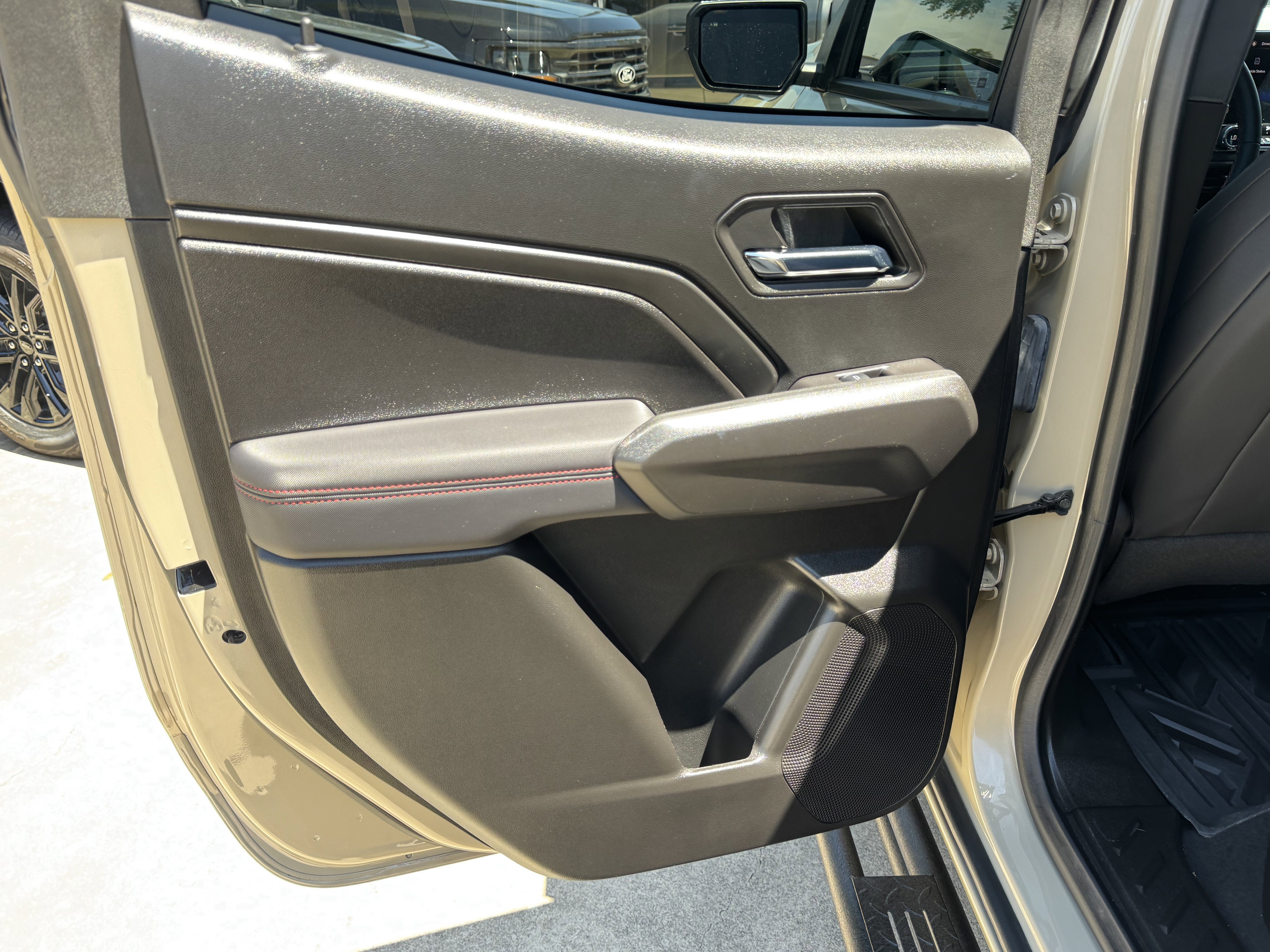 Used 2024 Chevrolet Colorado Z71 w/ Z71 Convenience Package 2 image 15