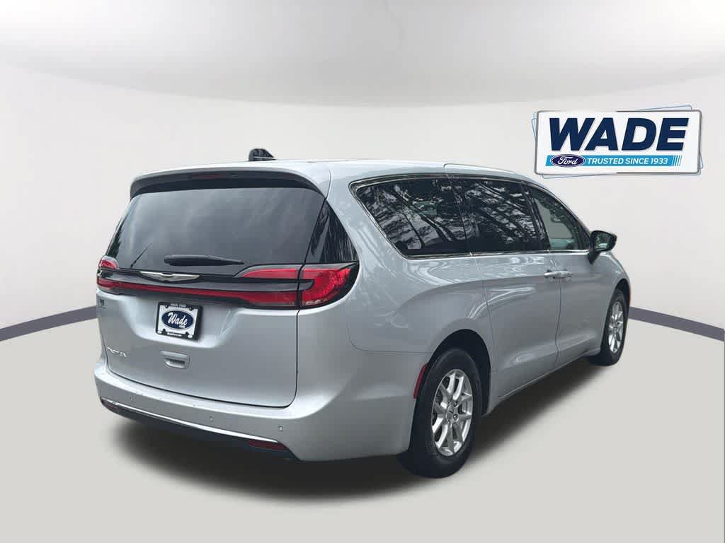 Used 2024 Chrysler Pacifica Touring-L FWD image 5