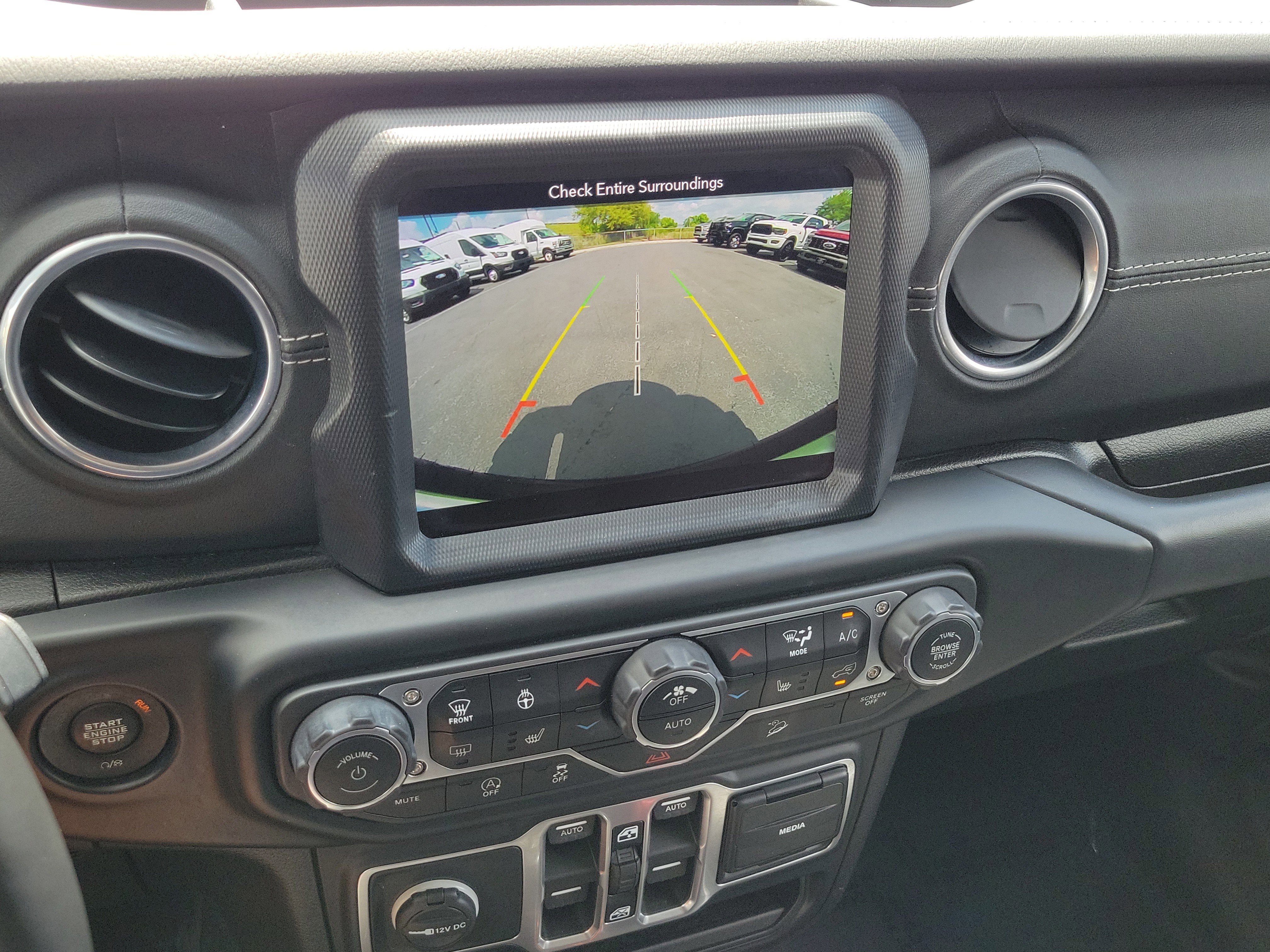 Used 2018 Jeep Wrangler Unlimited Sahara image 25