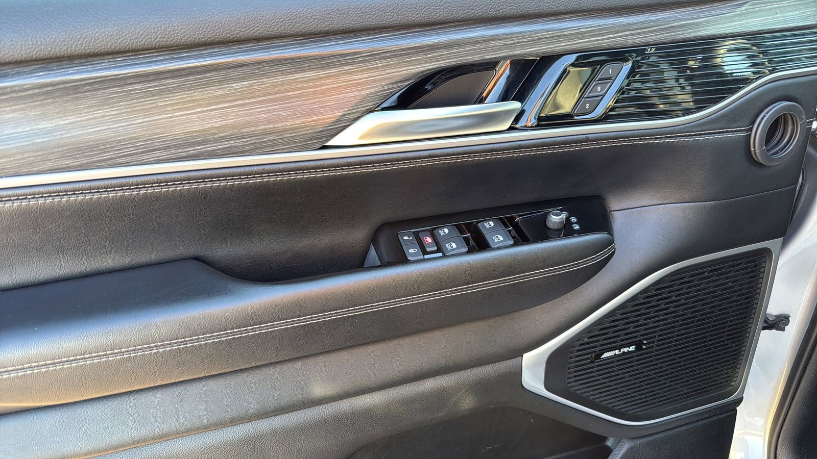 Used 2024 Jeep Wagoneer Series II w/ Flexible Seating Group RWD image 11