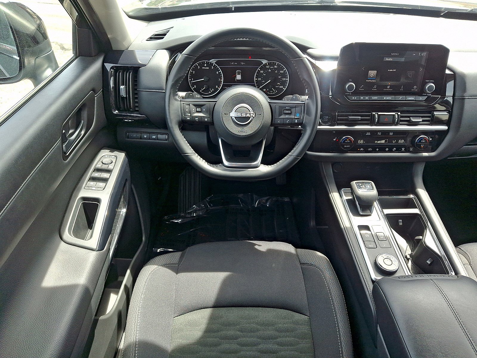 Used 2025 Nissan Pathfinder SV image 10