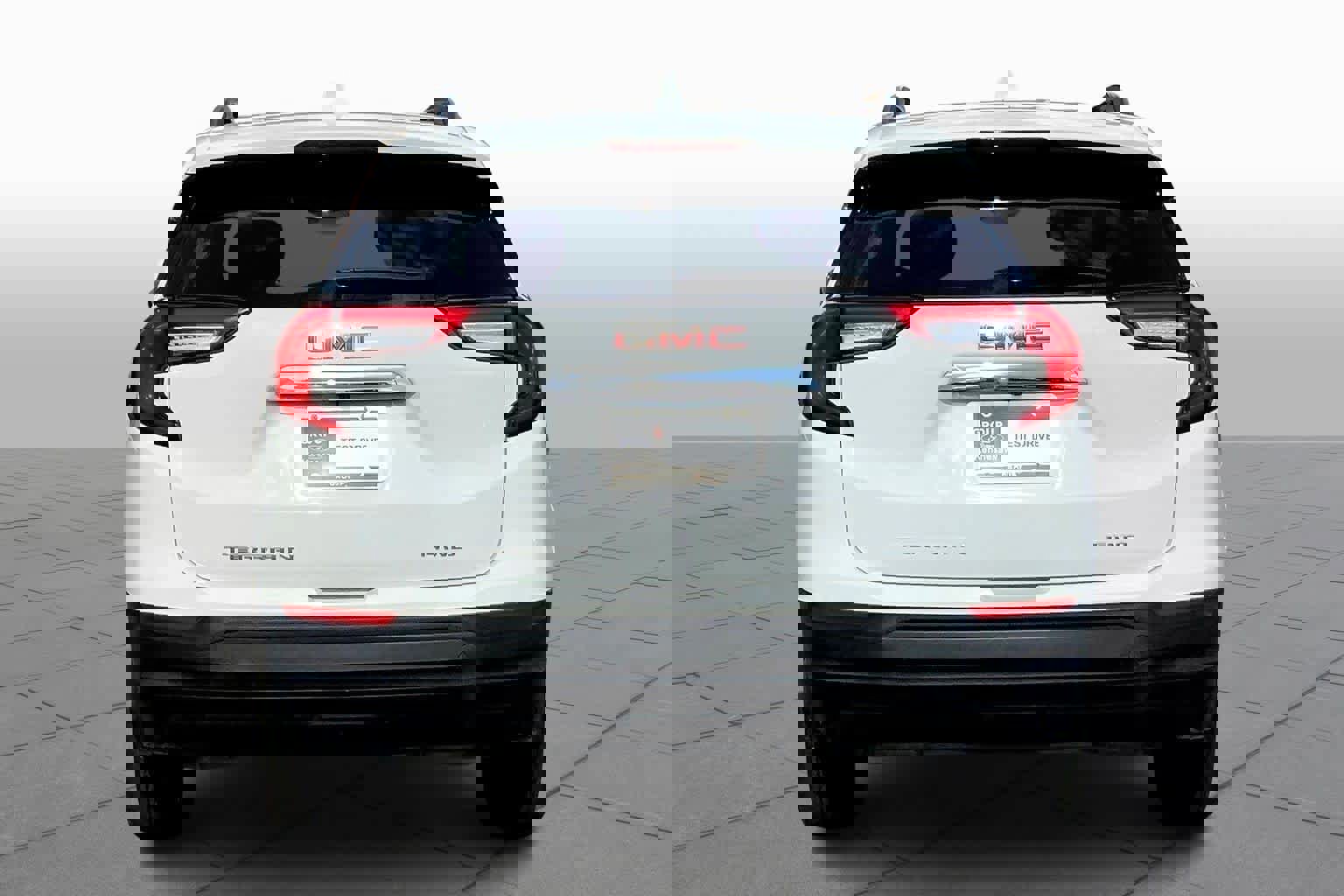 Used 2023 GMC Terrain SLE w/ Driver Convenience Package image 3