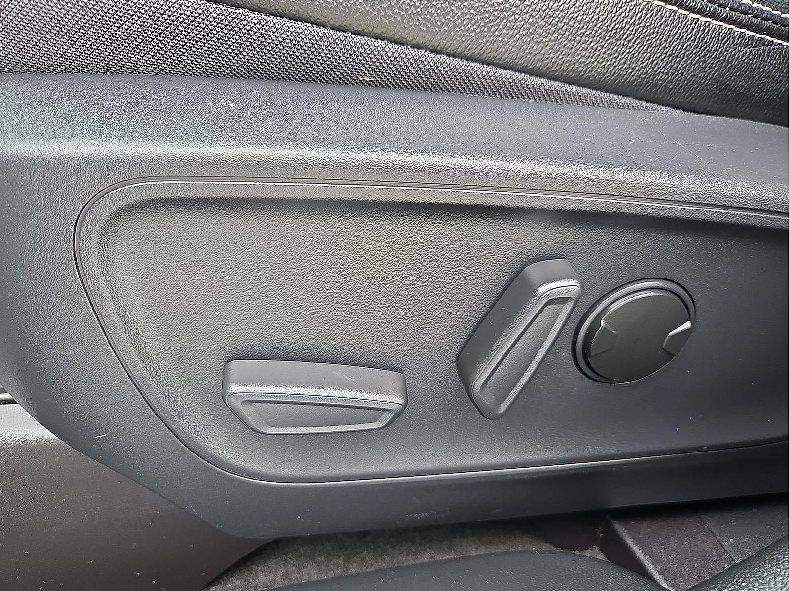 Certified 2025 Ford Escape SE w/ PHEV Premium Package FWD image 15