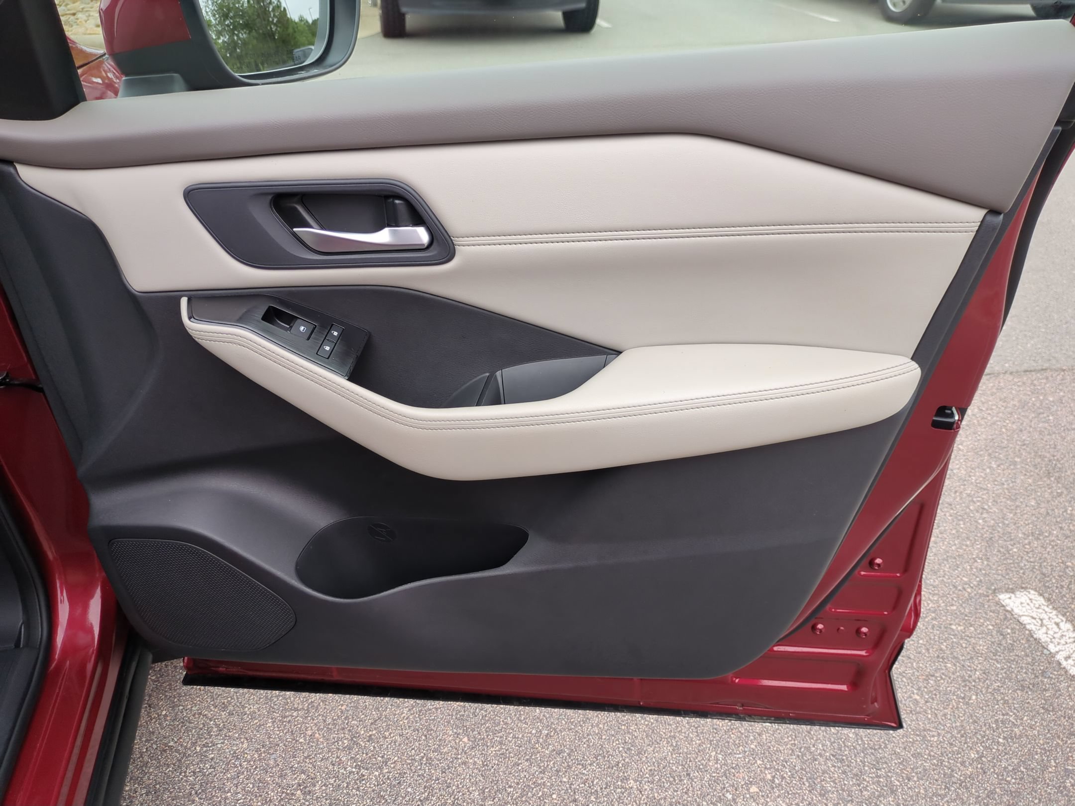 Used 2025 Nissan Rogue SV w/ SV Premium Package FWD image 38