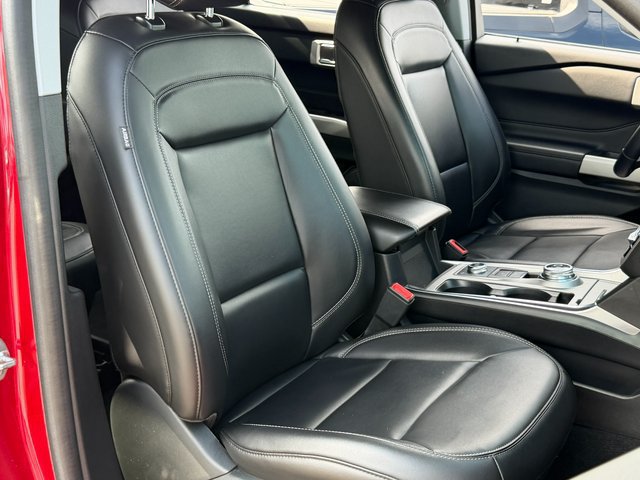 Certified 2022 Ford Explorer XLT w/ Equipment Group 202A AWD/4WD image 35