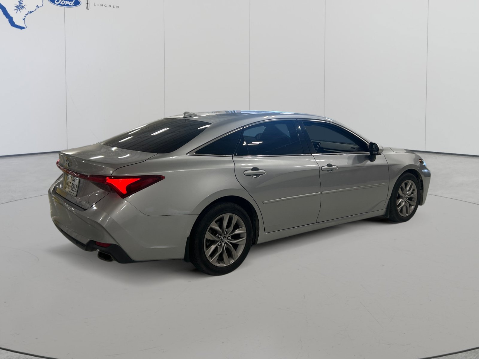 Used 2019 Toyota Avalon XLE FWD image 4