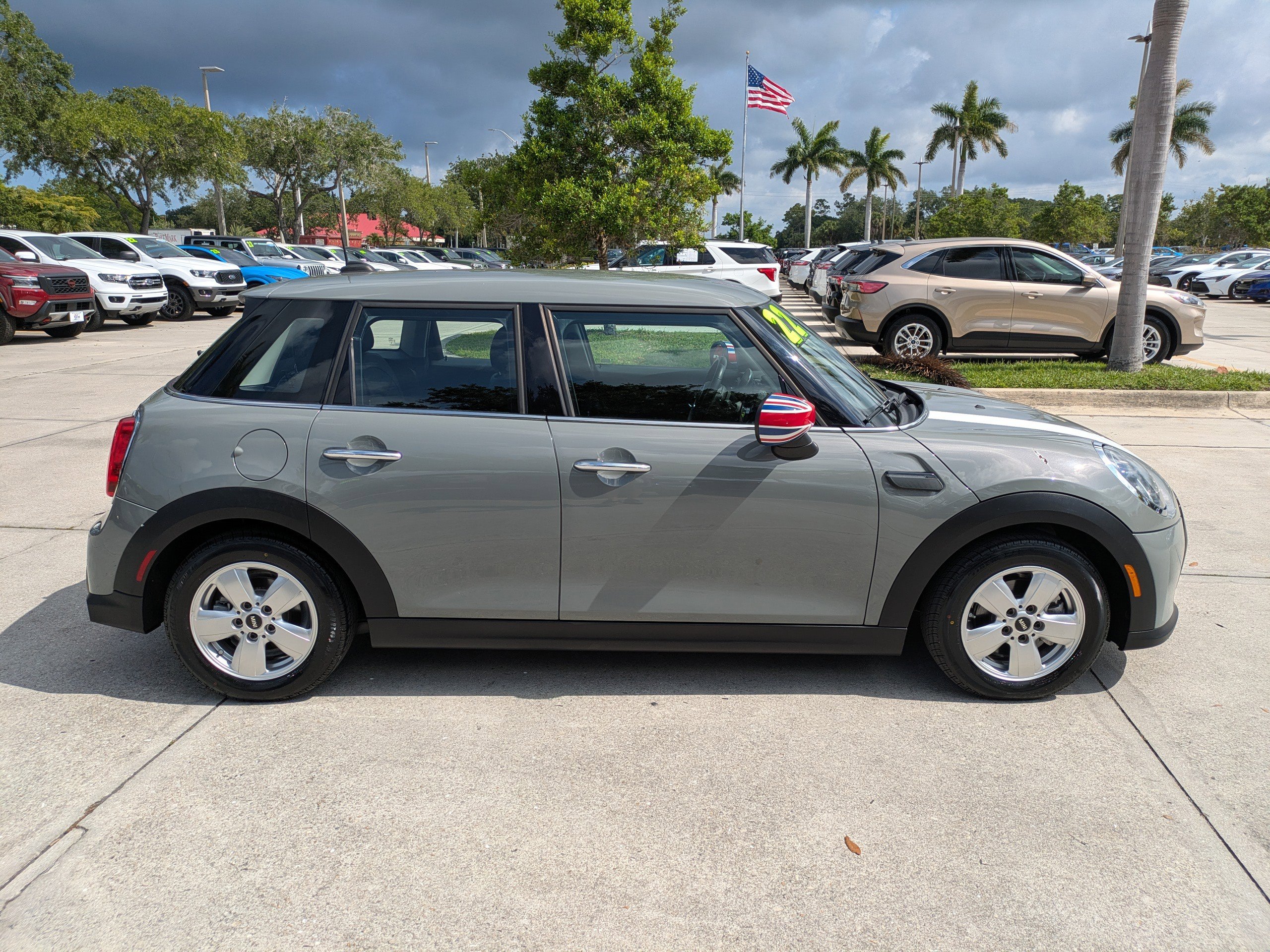 Used 2022 MINI Cooper 4-Door Hardtop w/ Storage Package FWD image 3