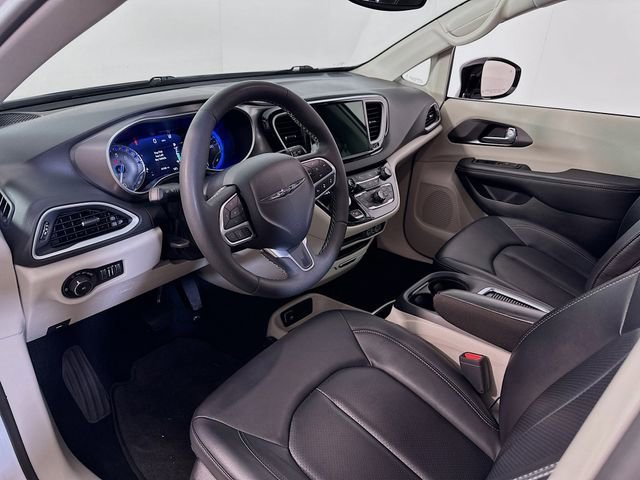 Used 2024 Chrysler Pacifica Touring-L image 13