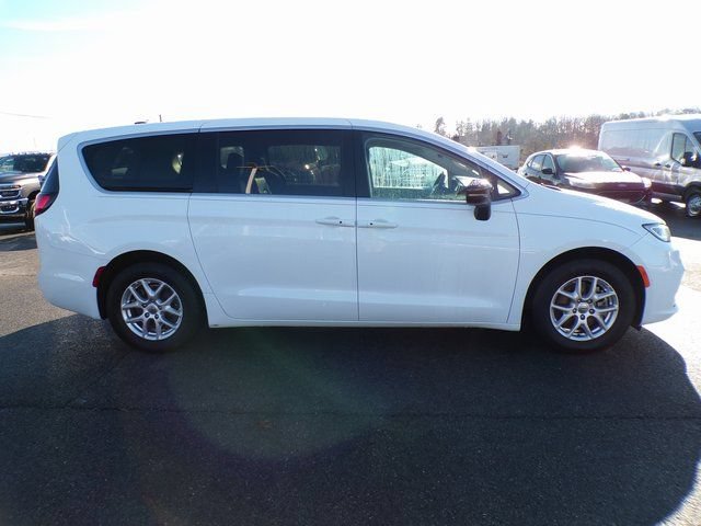 Used 2024 Chrysler Pacifica Touring-L FWD image 5