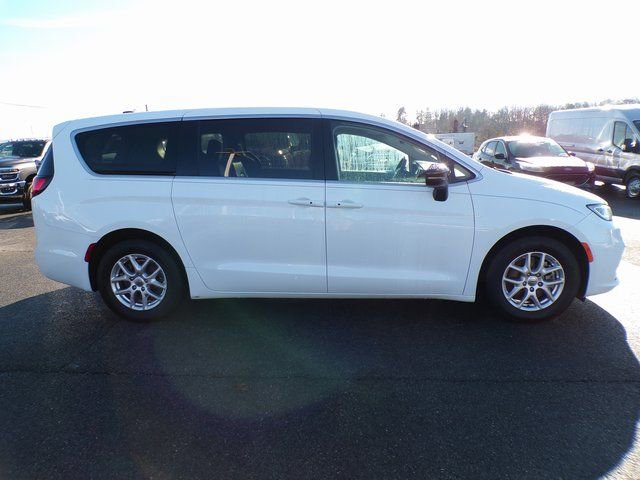 Used 2024 Chrysler Pacifica Touring-L FWD image 5