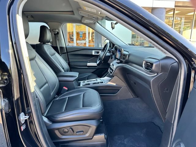 Certified 2022 Ford Explorer XLT w/ Equipment Group 202A AWD/4WD image 50