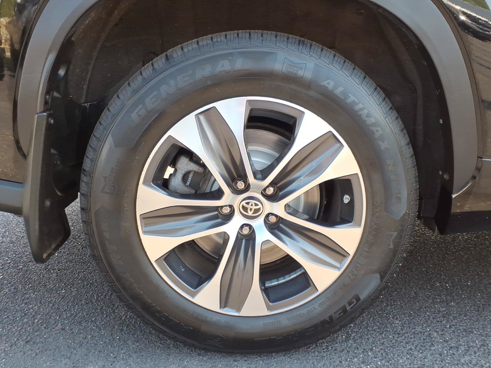 Used 2021 Toyota Highlander XLE AWD/4WD image 10