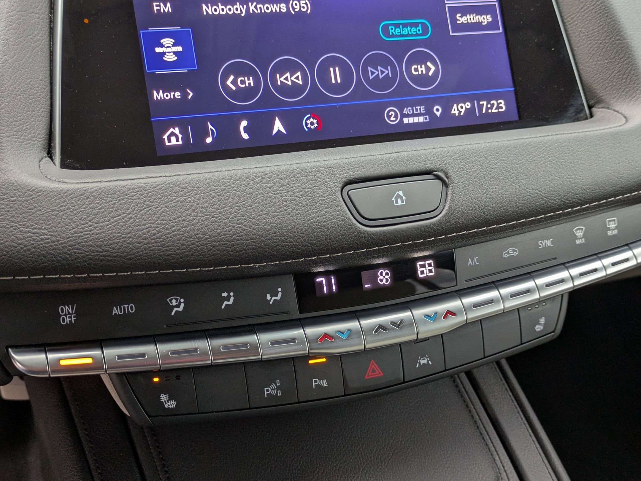 Used 2022 Cadillac XT4 Premium Luxury w/ Technology Package image 25