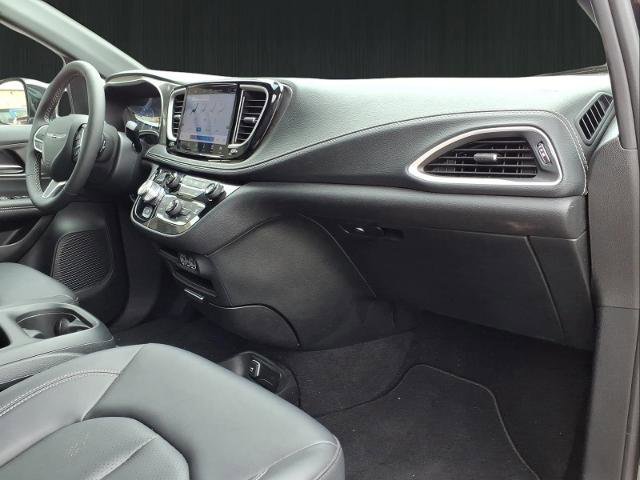 Used 2025 Chrysler Pacifica Select FWD image 13
