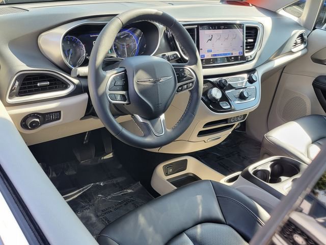 Used 2023 Chrysler Pacifica Touring-L image 5