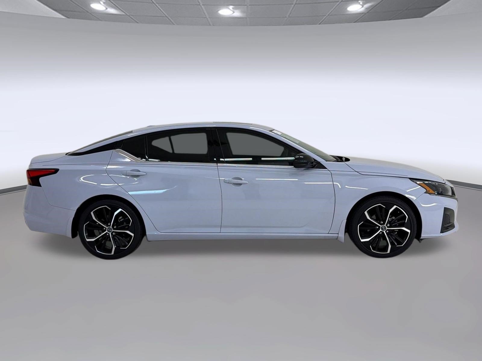 Used 2024 Nissan Altima 2.5 SR w/ SR Premium Package FWD image 8