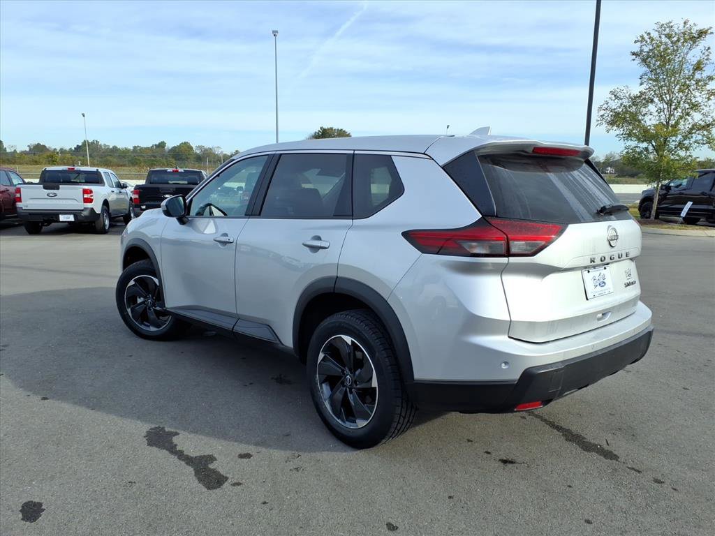 Used 2024 Nissan Rogue SV image 3