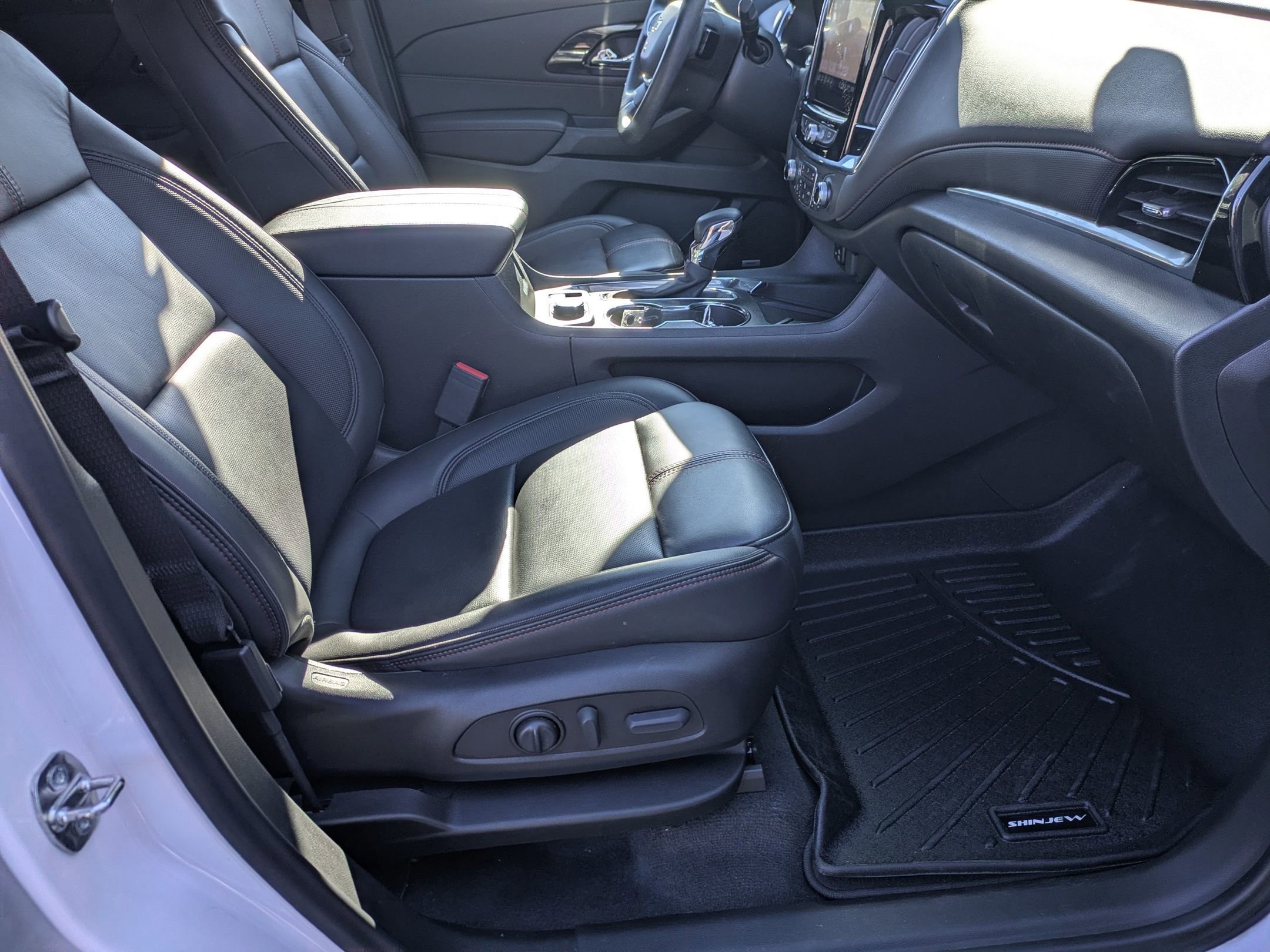 Used 2023 Chevrolet Traverse RS image 41