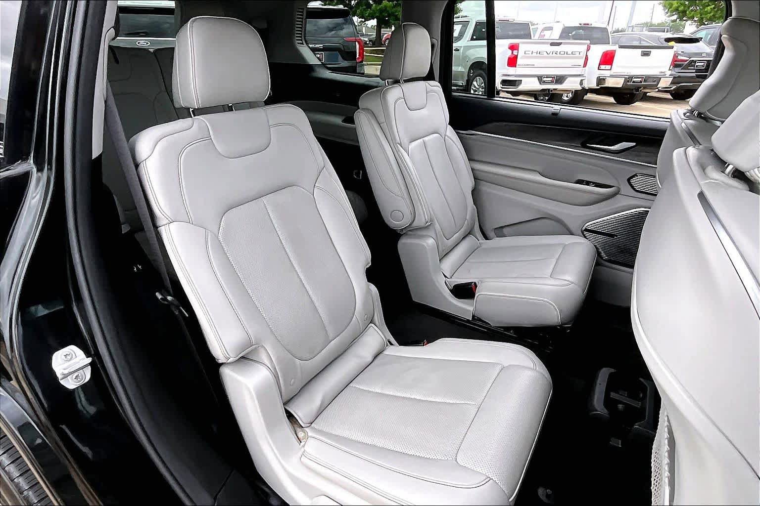 Used 2021 Jeep Grand Cherokee L Overland w/ Luxury Tech Group IV RWD image 40