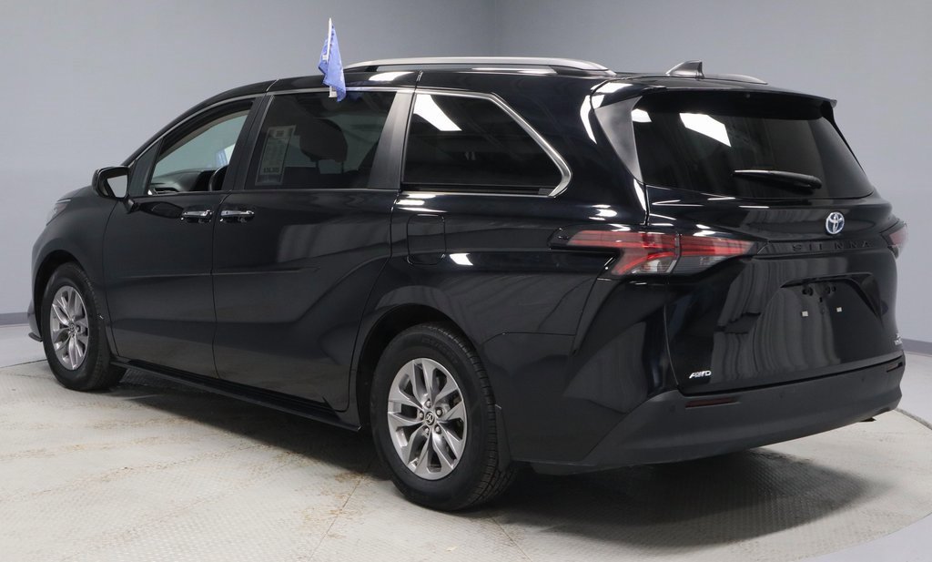 Used 2022 Toyota Sienna XLE w/ XLE Plus Package image 3