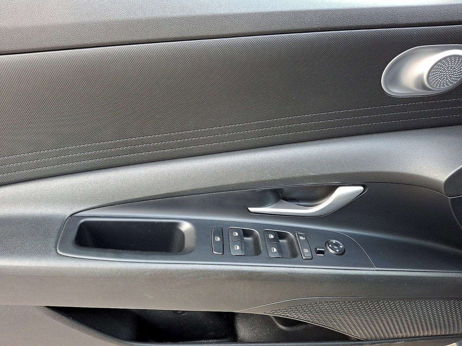 Used 2022 Hyundai Elantra SE FWD image 11