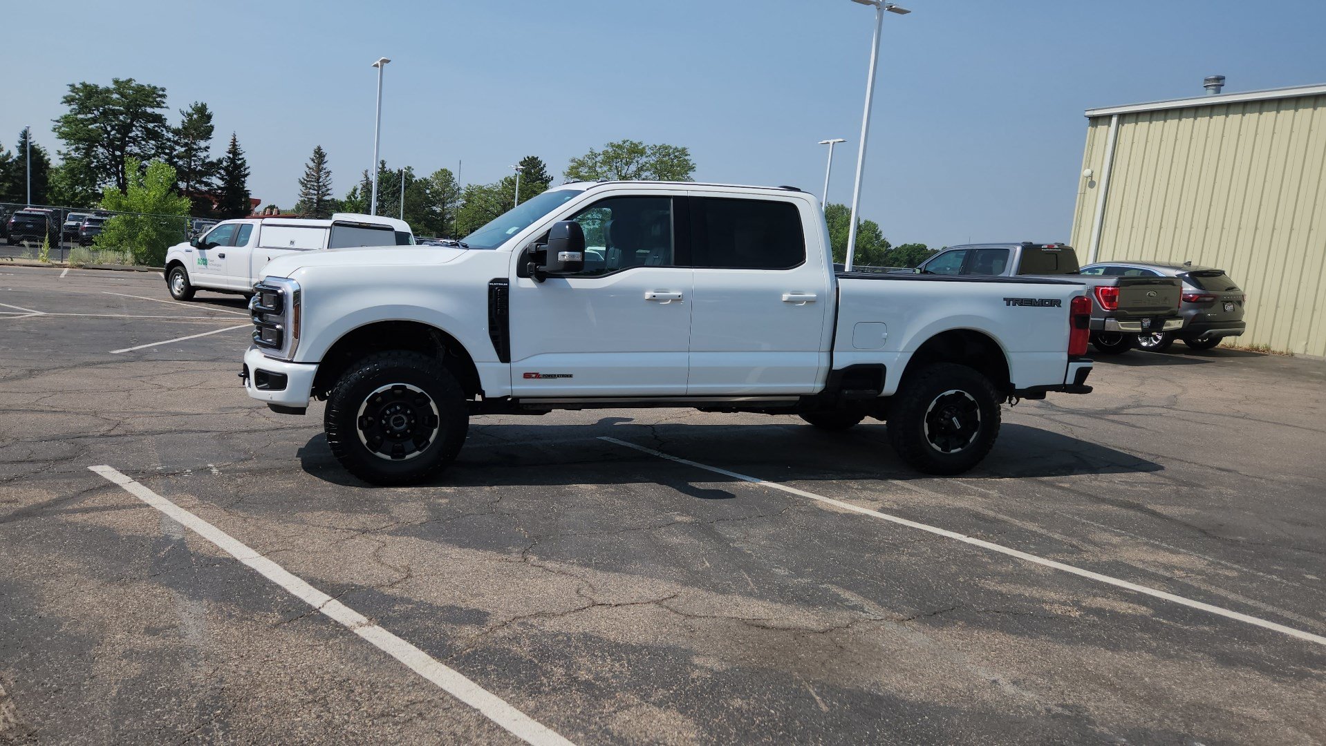 Certified 2025 Ford F250 Platinum w/ Tremor Off-Road Package AWD/4WD image 4