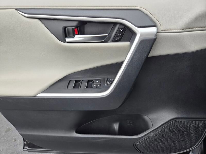 Used 2021 Toyota RAV4 Limited image 30