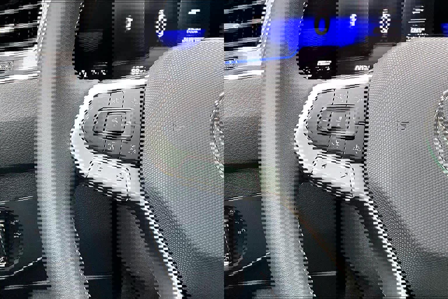 Used 2022 Volkswagen Tiguan SE image 24