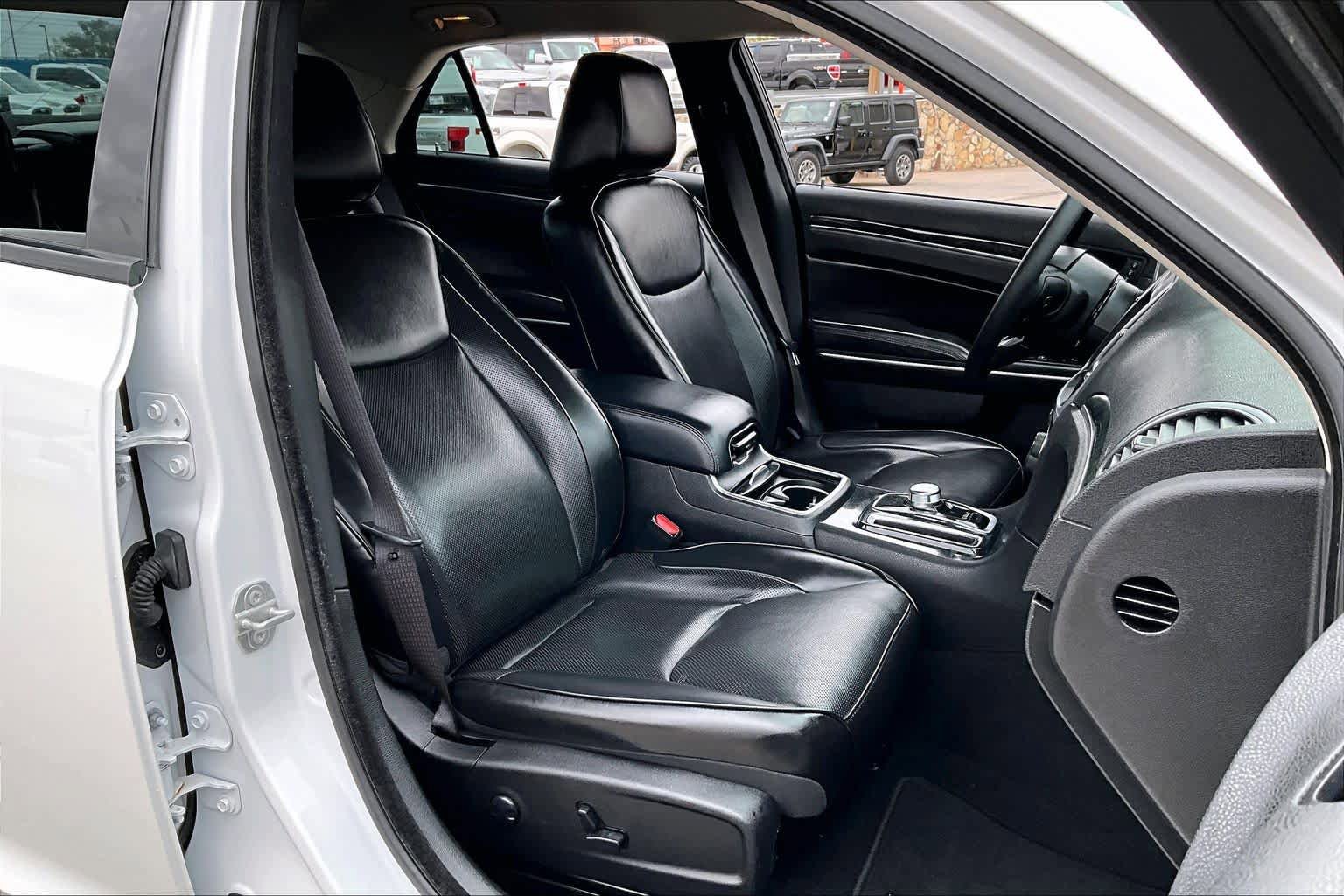 Used 2023 Chrysler 300 Touring L w/ Comfort Group RWD image 9