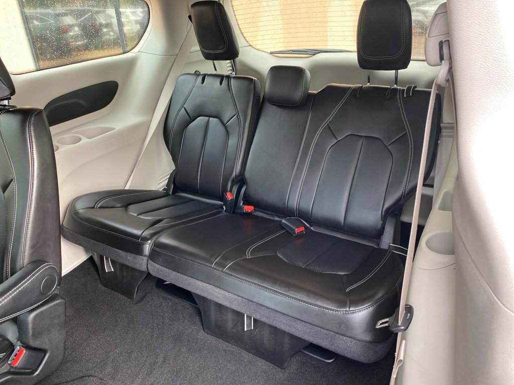 Used 2024 Chrysler Pacifica Touring-L image 18