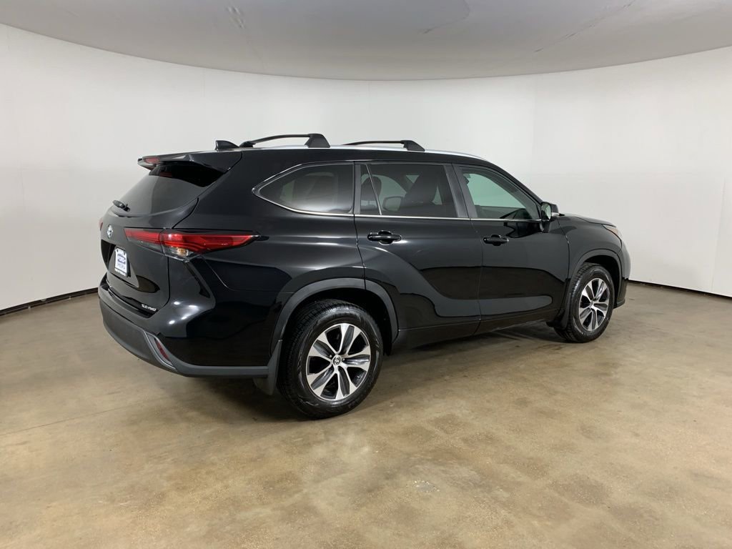 Used 2023 Toyota Highlander XLE AWD/4WD image 8