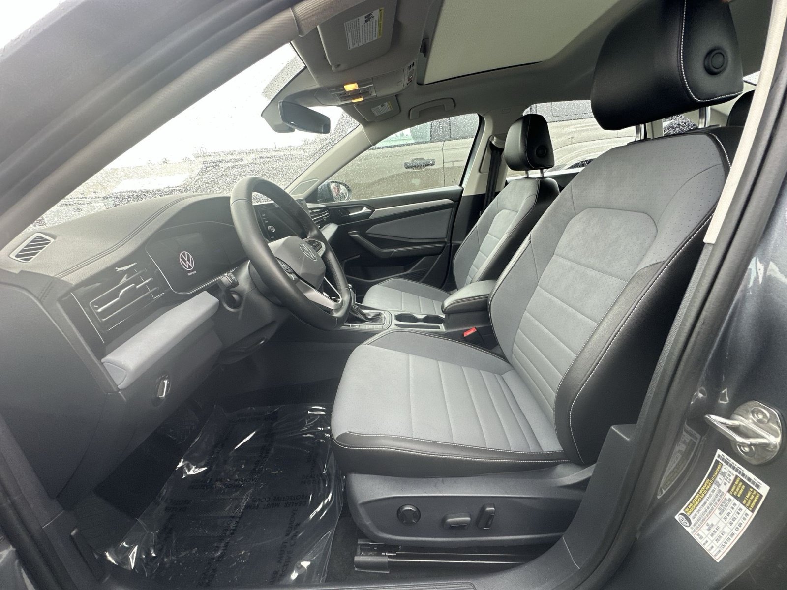 Used 2025 Volkswagen Jetta SE FWD image 21