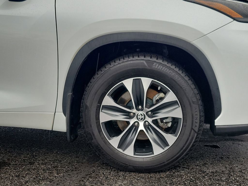 Used 2022 Toyota Highlander XLE AWD/4WD image 9
